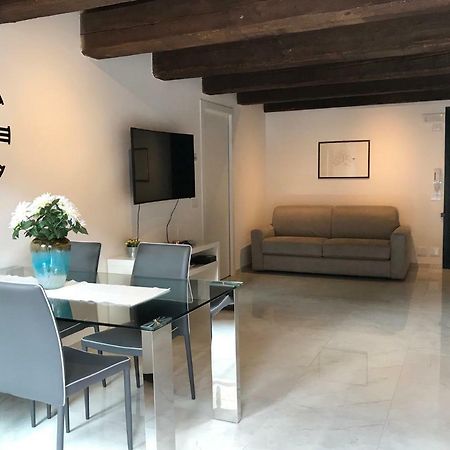Ferienwohnung Moderno Affaccio Su Via Mazzini Ferrara Exterior foto