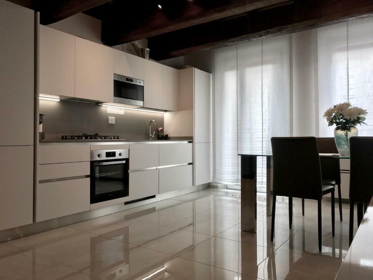 Ferienwohnung Moderno Affaccio Su Via Mazzini Ferrara Exterior foto