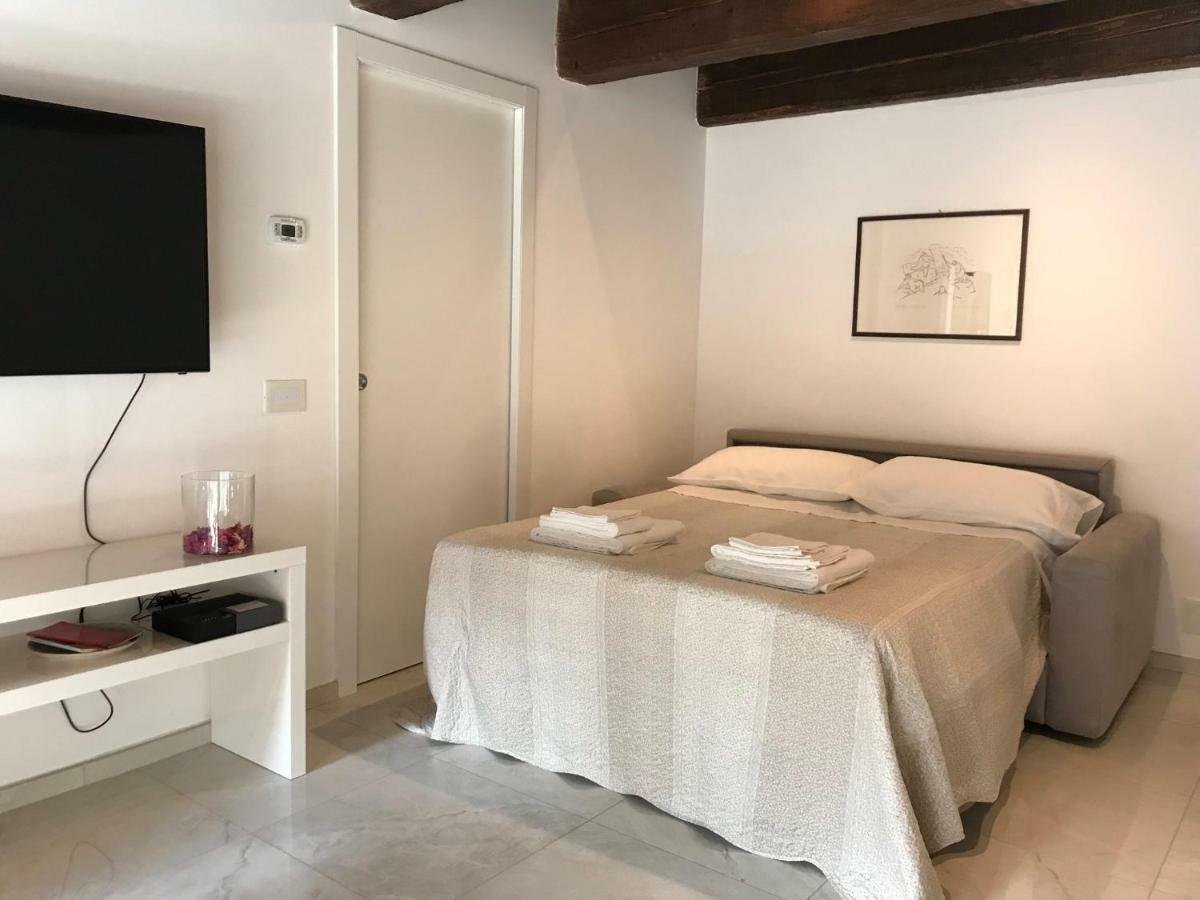 Ferienwohnung Moderno Affaccio Su Via Mazzini Ferrara Exterior foto