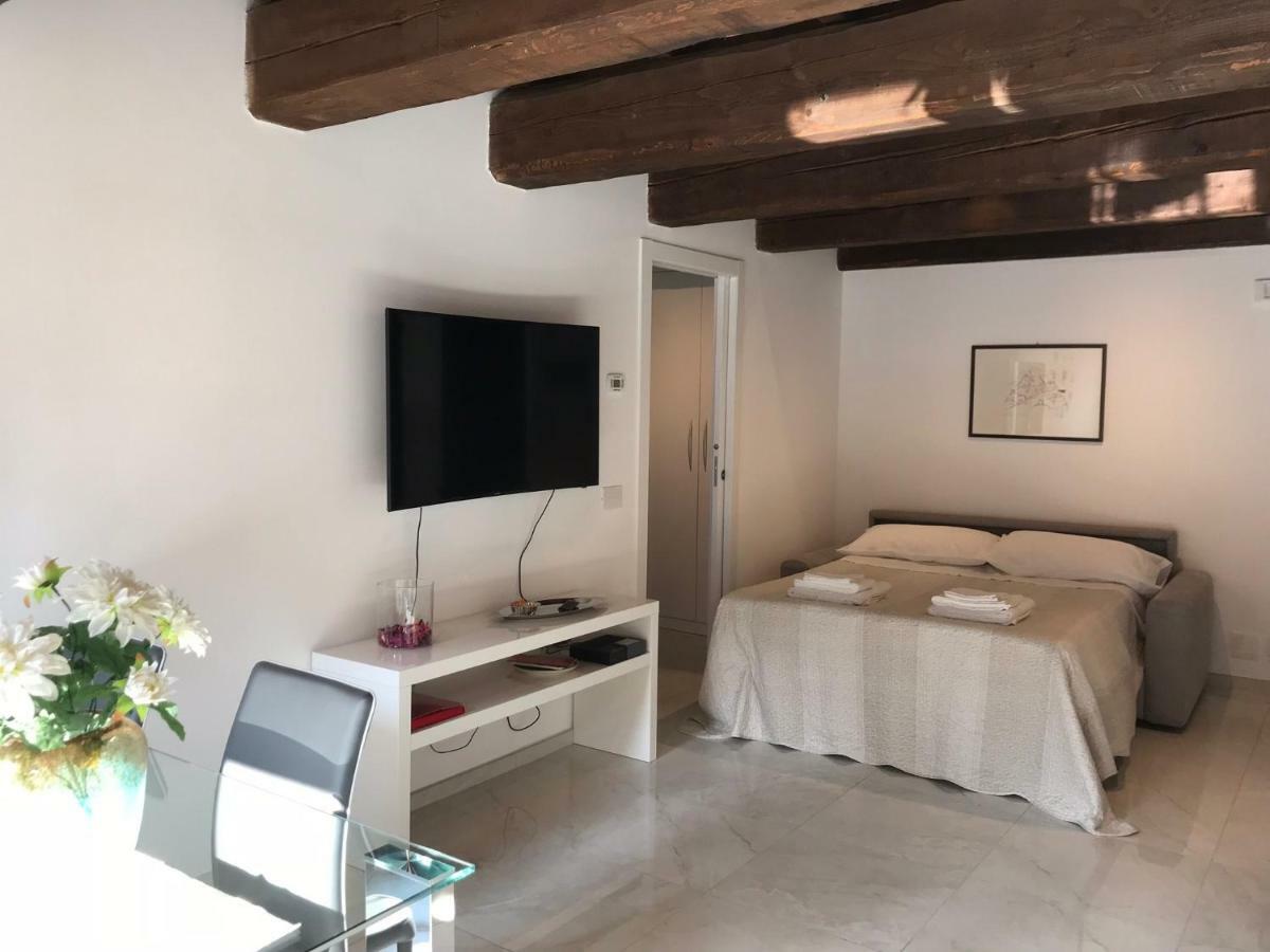 Ferienwohnung Moderno Affaccio Su Via Mazzini Ferrara Exterior foto